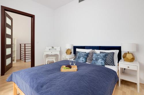 Ένα ή περισσότερα κρεβάτια σε δωμάτιο στο Spacious Apartment in Wisełka with Parking and Seasonal Swimming Pool by Renters Prestige
