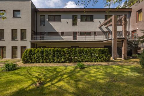 Κήπος έξω από το Spacious Apartment in Wisełka with Parking and Seasonal Swimming Pool by Renters Prestige