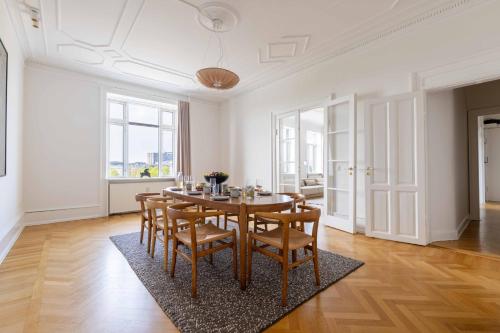 ein Esszimmer mit einem Tisch und Stühlen in der Unterkunft 3 Bedroom Flat in Lovely Area in Kopenhagen