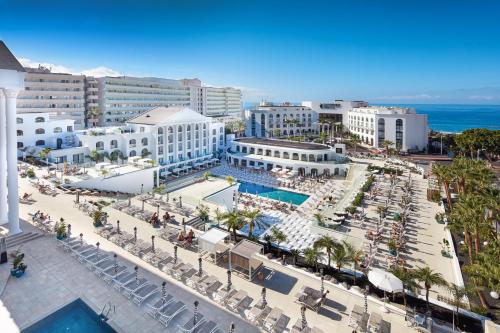 - une vue aérienne sur un complexe avec une piscine dans l'établissement Princess Inspire Tenerife - Adults Only, à Adeje