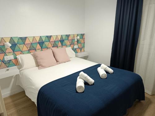 1 dormitorio con 1 cama con 2 toallas en SUITEDREAMS - Pollancre 23, en Andorra la Vella
