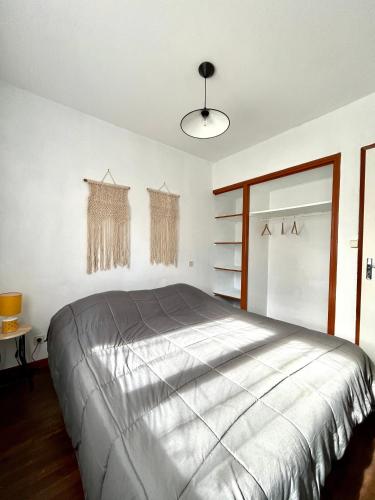 a bedroom with a large bed in a room at Manot Vacances - Gites en bord de Vienne in Manot