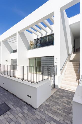 Balkoni atau teres di Maruxía Beach and Pool apartemnt