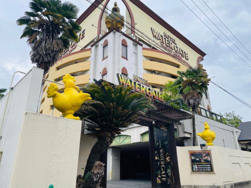 岐阜市にあるウォーターゲート 岐阜 (大人専用)の表札のある建物