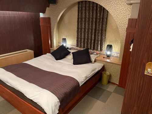 Hotel Water Gate Gifu (Adult Only) في غيفو: غرفة نوم بسرير كبير في غرفة