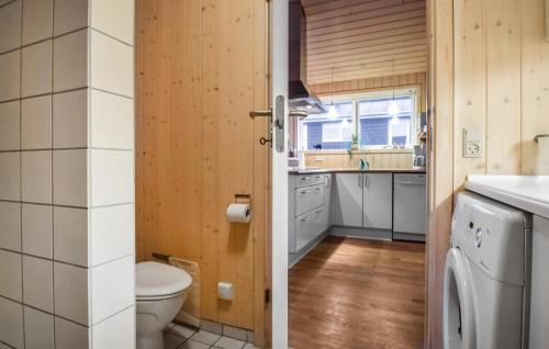 FæbækにあるShusのバスルーム(トイレ、洗面台付)