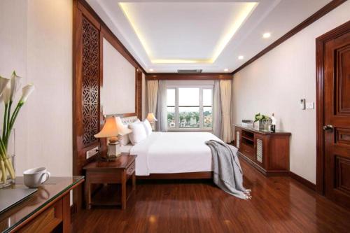 Un pat sau paturi într-o cameră la Thien Thai Hotel & Spa