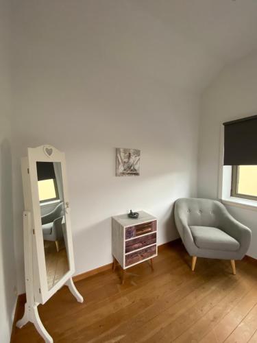 a dressing room with a chair and a mirror at La Maison de Mel in Bois le Duc