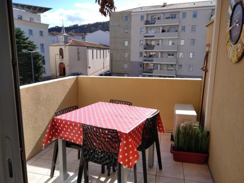 une table avec un chiffon de polka sur un balcon dans l'établissement Soleil de Sète, à Sète