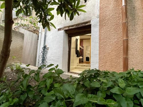 une porte d'entrée dans un bâtiment avec un miroir dans l'établissement Chambre Le 40 marches, à Cucugnan