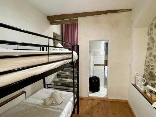 Cette chambre comprend 2 lits superposés et une douche à l'italienne. dans l'établissement Chambre Le 40 marches, à Cucugnan