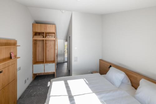 Dormitorio pequeño con cama y armario en Casa Moscia, en Ascona