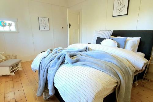 Een bed of bedden in een kamer bij 3 Bdrm 1920s Cottage 2kms to Sovereign Hill