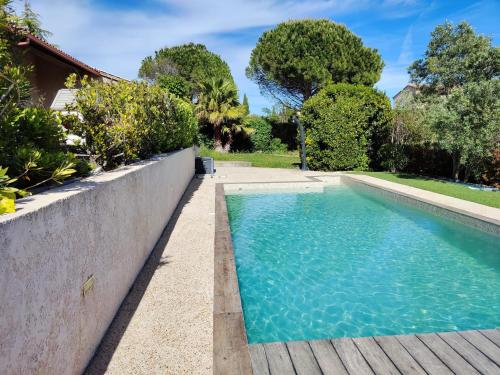 une piscine devant une maison dans l'établissement ღ Charmante villa avec piscine, à Roquefort-la-Bédoule