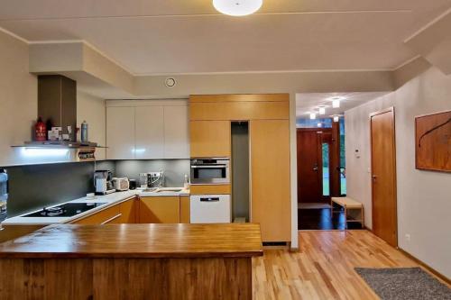 - une cuisine avec un comptoir en bois dans l'établissement Family Getaway in the Forest, à Iru