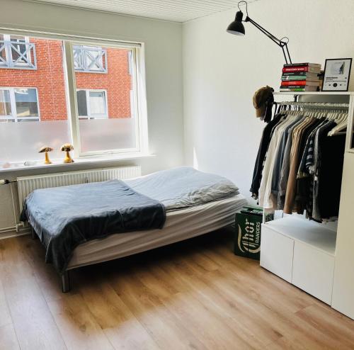 um quarto com uma cama e uma janela em The Old Hotel Silkeborg - 1TH em Silkeborg