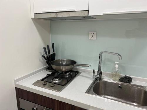 Kuchyň nebo kuchyňský kout v ubytování Private and Stylish Retreat Haven - Luxurious Pool and Gym by SYM B633