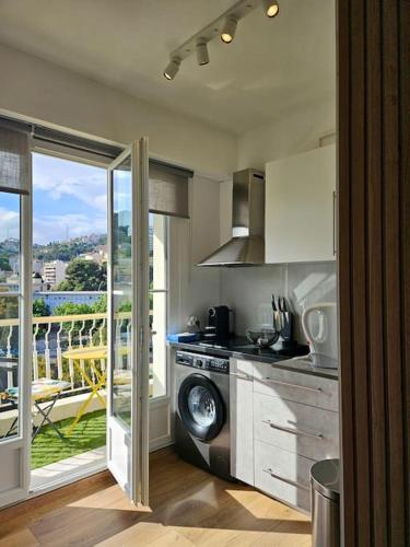 Il dispose d'un balcon et d'une cuisine équipée d'une cuisinière. dans l'établissement Le plein ciel Studio, à Nice