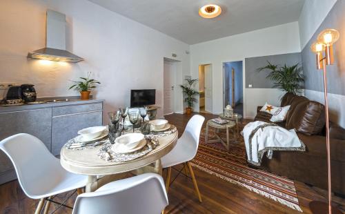 Gallery image of Apartamentos Los Venerables in Seville