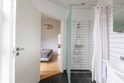 y baño con ducha y lavamanos. en Apartment with Private Balcony in central Copenhagen City, en Copenhague
