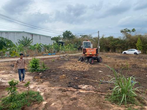 un homme marchant dans un champ avec tracteur dans l'établissement Phu My hotel - Vung Tau Stream home 72, à Phú Mỹ