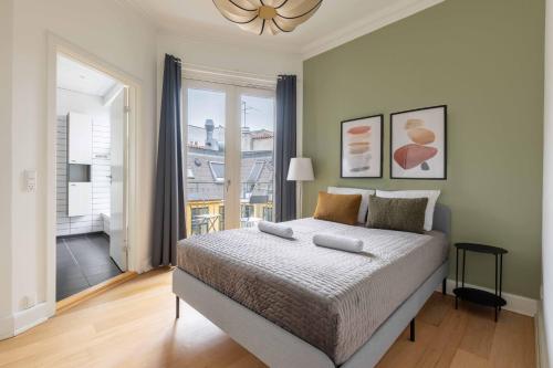 1 dormitorio con cama y ventana grande en Apartment with Private Balcony in central Copenhagen City, en Copenhague