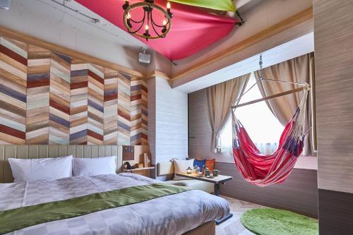 um quarto com uma cama e um tecto vermelho em Hotel BaliAn Resort Shinjuku Glamping em Tóquio