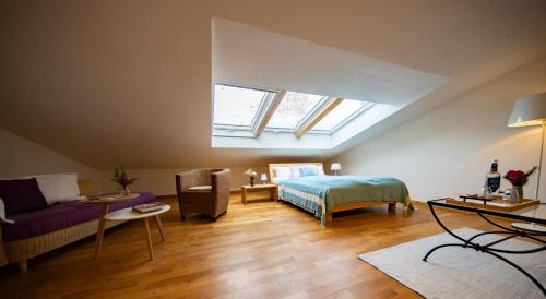 a living room with a couch and a bed and a window at Gästehaus am Michaelshof, im «Haus der Natur» in Neu Darchau