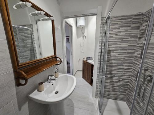 un baño con lavabo y ducha en Casa Pisani 19, en Iglesias