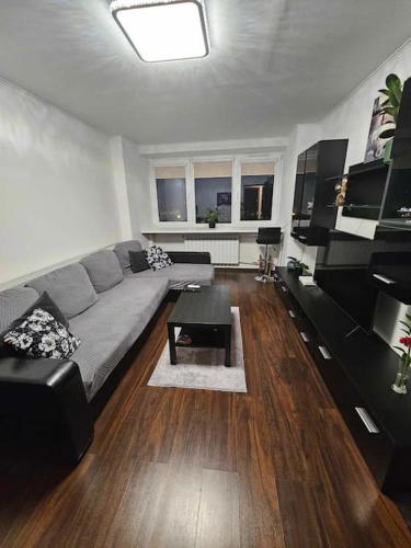 1-bedroom apartment on the 5th floor, 8-min trainride from old town