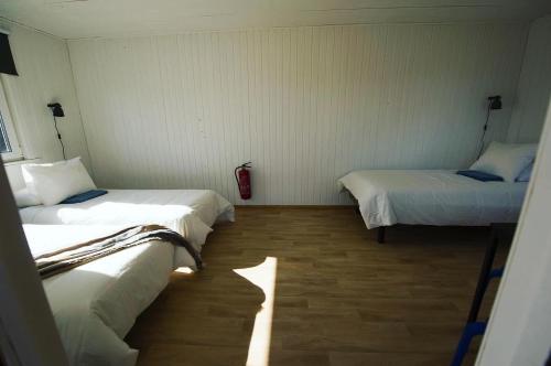 a room with two beds in a room with at Lõunaranna Harbour Accommodation in Simisti