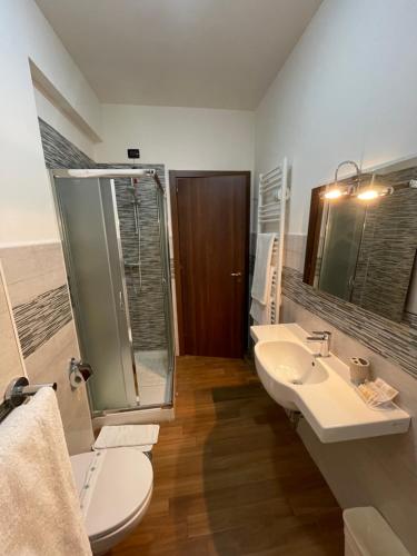 een badkamer met 2 wastafels, een douche en een toilet bij Fd Lorichella in Lorica