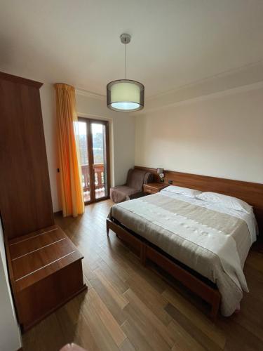 een slaapkamer met een bed, een bank en een raam bij Fd Lorichella in Lorica