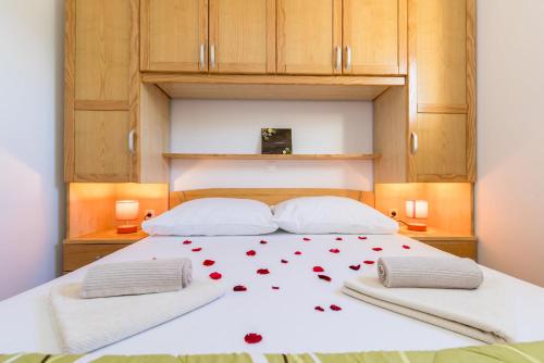 sypialnia z łóżkiem z czerwonym sercem w obiekcie Apartment Krk David & Matej w mieście Linardići