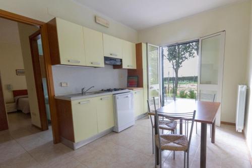 - une cuisine et une salle à manger avec une table et des chaises dans l'établissement agriturismo I Gelsi Marina di Grosseto, à Marina di Grosseto