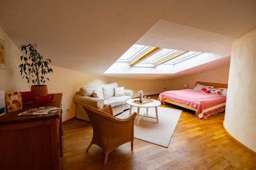 a living room with a bed and a couch at Gästehaus am Michaelshof, im «Haus der Natur» in Neu Darchau