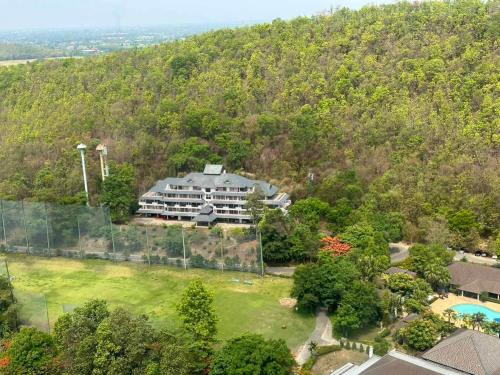 Ban Huai Sai NuaにあるAlpine Mansionの山の大きな建物の空中