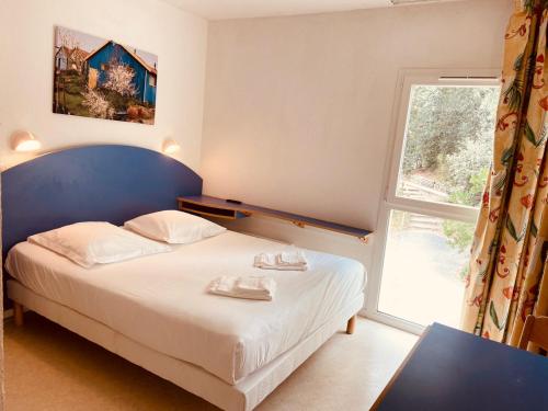 sypialnia z łóżkiem i dużym oknem w obiekcie Arc en Ciel Oléron w mieście Saint-Trojan-les-Bains