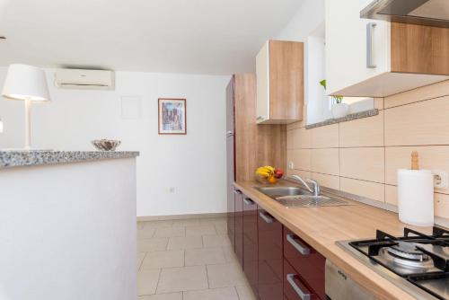 Η κουζίνα ή μικρή κουζίνα στο Apartment Krk David & Matej