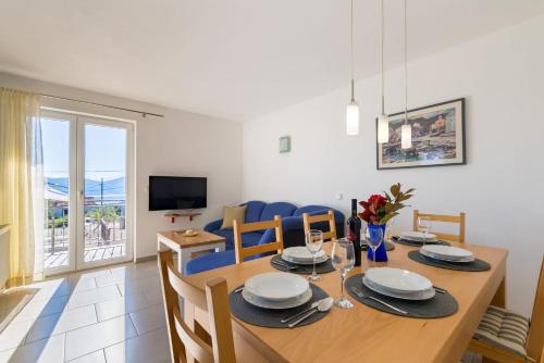 Μια τηλεόραση ή/και κέντρο ψυχαγωγίας στο Apartment Krk David & Matej