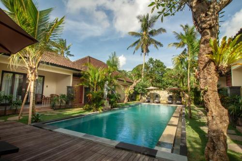 einen Pool im Hinterhof einer Villa in der Unterkunft d'kamala in Ubud