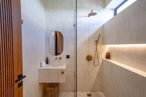 Tumbak Bayuh的住宿－Villa Rosado Canggu，白色的浴室设有水槽和淋浴。