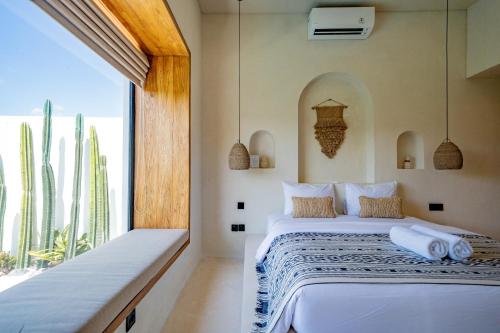 Tumbak Bayuh的住宿－Villa Rosado Canggu，一间卧室设有一张床和一个大窗户