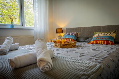 1 dormitorio con 1 cama grande y toallas. en Warm Home for Your Ideal Retreat en Birmingham