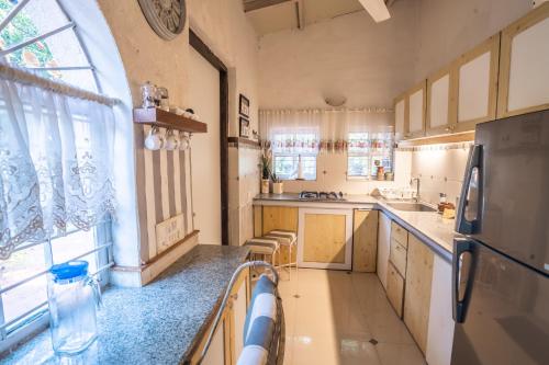 Η κουζίνα ή μικρή κουζίνα στο Elfreda, Vikramgad - 1BHK Villa - Pet Friendly