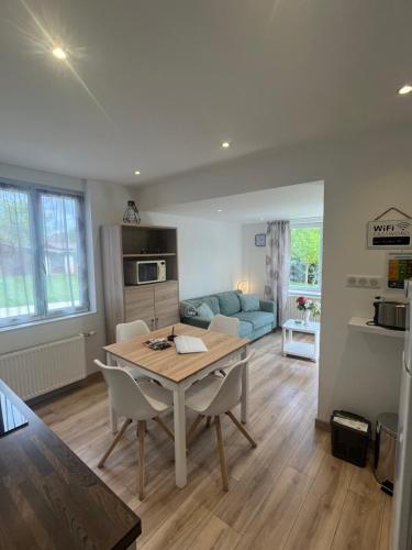 un salon avec une table et un canapé dans l'établissement Gite Du Verger, à Diebolsheim