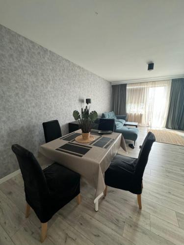 sala de estar con mesa y sillas en Apartament Kiekrz, en Baranowo
