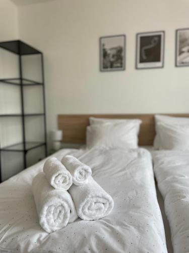 a pile of towels sitting on top of a bed at Penzion Pivovar 66 in Česká Lípa