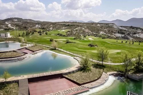 una vista aérea del campo de golf de un complejo en Precioso apartamento Campo Golf, en Huesca