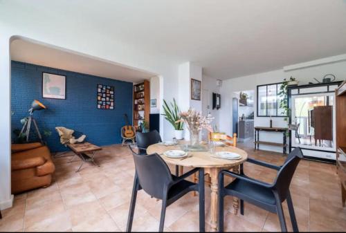 un salon avec une table et des chaises dans l'établissement Agréable Appart face au métro - Parking gratuit, à Lambersart